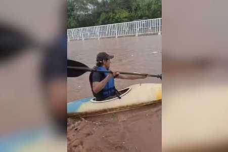 VÍDEO: Chuva arrasta carro em Novo Horizonte e morador usa caiaque para sair do local