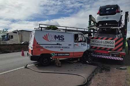 Motorista fica preso às ferragens após van bater na traseira de carreta-cegonha na BR-153