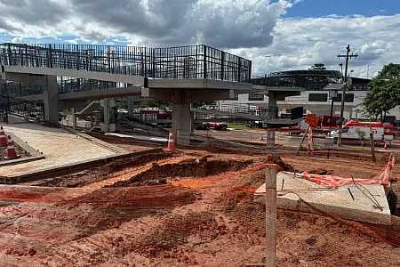 Queda de parte de passarela sobre linha férrea deixa quatro feridos em Rio Preto
