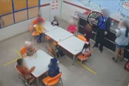 Câmera mostra funcionárias de creche puxando cabelo e empurrando criança que tenta beber água; mulheres foram afastadas