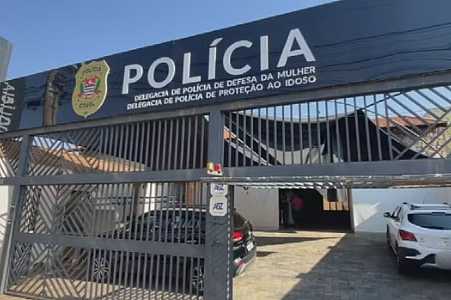 Mulher é internada após marido norte-americano bater a cabeça dela contra o chão; filha também foi agredida