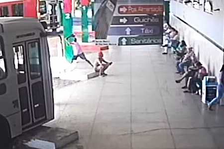 Homem fica gravemente ferido ao ser espancado com pedaço de madeira em rodoviária no interior de SP; vídeo