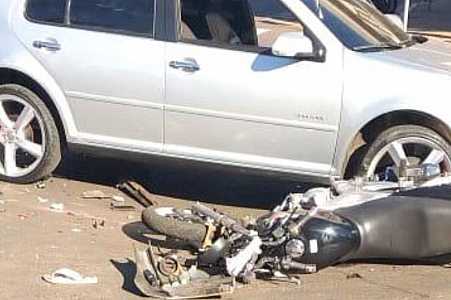 Jovem sem CNH morre após bater motocicleta em carro