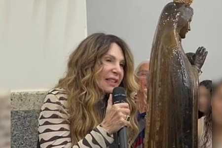 Em visita a igreja no interior de SP, Elba Ramalho canta para imagem de Nossa Senhora de Fátima que jorra mel; vídeo