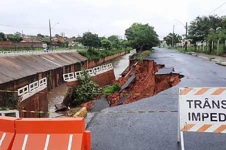 Parte de avenida ao lado de córrego desmorona durante chuva em Birigui