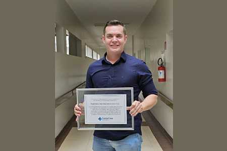 Prefeito de Macedônia é homenageado pela Santa Casa de Fernandópolis em encontro com prefeitos eleitos da região