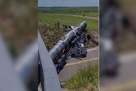 Motorista morre após bater carreta em talude e ficar preso à cabine do veículo em viaduto da Marechal Rondon
