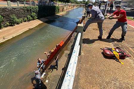 Homem nu é flagrado tomando sol no canal do rio Preto