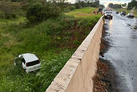 Carro atravessa mureta de proteção em acidente na rodovia de Onda Verde