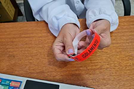 Moradores de cidade que adotou pulseiras para pacientes com Covid são multados por descumprirem isolamento social