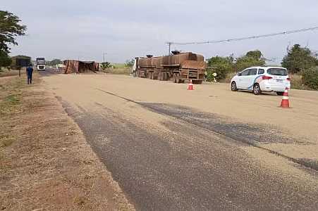 VÍDEO: Caminhão carregado com grãos tomba em rodovia no interior de SP