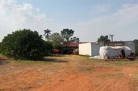 Trio armado invade sítio, rende idosos e tranca as vítimas no banheiro da casa para roubar defensivos agrícolas