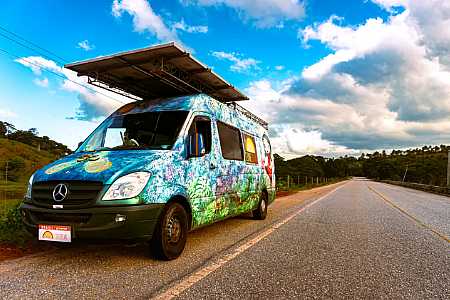 Movido a energia solar, cinema itinerante chega a Rio Preto com programação gratuita de filmes