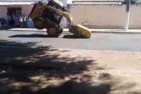 Funcionário é flagrado fazendo manobras com minicarregadeira em rua perto de escola em Guapiaçu; vídeo