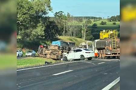 Mulher morre em acidente entre carro e caminhão em rodovia de Cosmorama