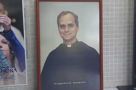 Colégio agostiniano celebra escolha de papa Leão XIV e expõe quadro na recepção: ‘Imensa alegria’, diz diretor