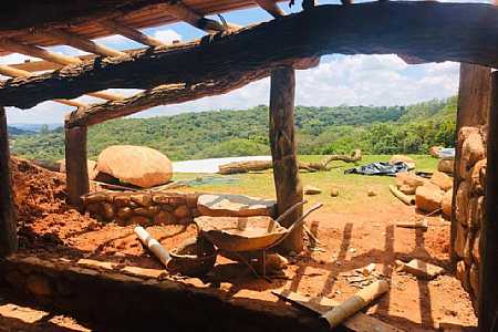 Família constrói ´casa de hobbit´ com materiais reaproveitados no interior de SP