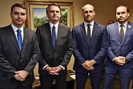 Facebook derruba rede de fake news ligada a Bolsonaro e filhos
