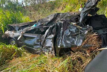 Motorista morre após carro capotar em ribanceira às margens de rodovia