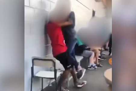 Mãe denuncia homofobia e xenofobia após adolescente ser agredido por alunos dentro de escola estadual