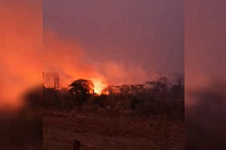 Defesa Civil combate queimada em mata pelo sexto dia seguido em Santo Antônio do Aracanguá