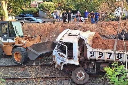 Trem havia passado minutos antes de caminhão cair em linha férrea em Jales
