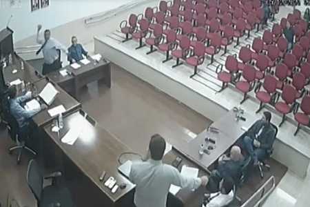 Vereador arremessa frasco de álcool em gel em parlamentar que falava na tribuna durante sessão; vídeo