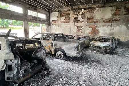 Incêndio destrói 9 veículos em garagem automotiva no interior de SP