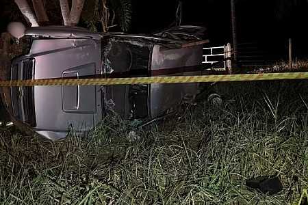 Casal morre após carro capotar e bater contra árvore em Indiaporã; filha de 10 anos está entubada na UTI