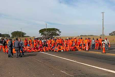 Trabalhadores da duplicação da BR-153 fecham pedágio em protesto e liberam passagem de veículos sem cobrança