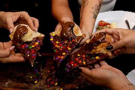 Borda ´vulcão´ de chocolate une pizza salgada e sobremesa na mesma fatia: ´Amor à primeira mordida´, brinca gerente
