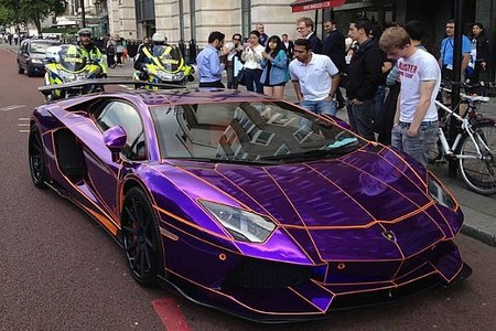 Lamborghini Aventador roxo espelhado é visto em Londres