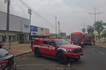 Loja de decoração pega fogo em São José do Rio Preto (SP)