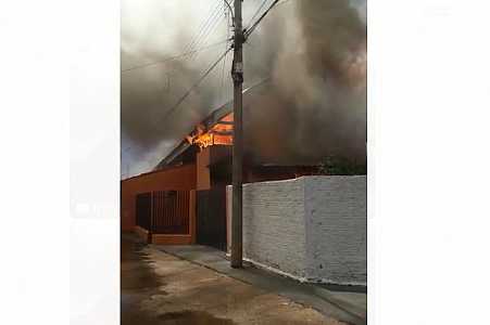 Incêndio em casas mata duas adolescentes carbonizadas
