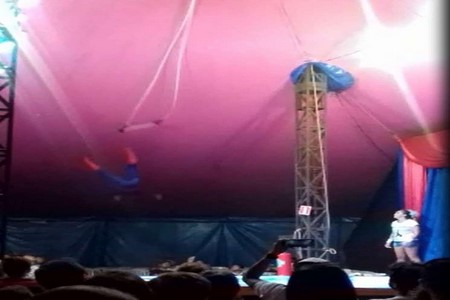 ´Homem-Aranha´ cai durante apresentação de trapézio em circo