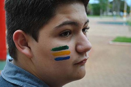 Manifestação contra corrupção já aglomera simpatizantes na praça central de Fernópolis
