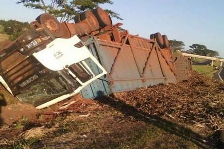 CAMINHÃO CARREGADO COM CANA TOMBA EM RODOVIA PRÓXIMO A JALES