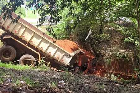 Caminhão desgovernado bate em carro parado, atinge poste de energia e cai dentro de córrego em Rio Preto