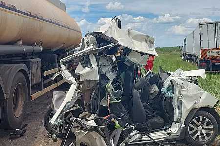 Após 40 dias internada, passageira de carro prensado por caminhões na BR-153 morre em hospital