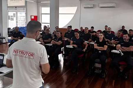 Guardas Municipais de Rio Preto fazem treinamento com técnicas de tiro após corporação receber 182 armas