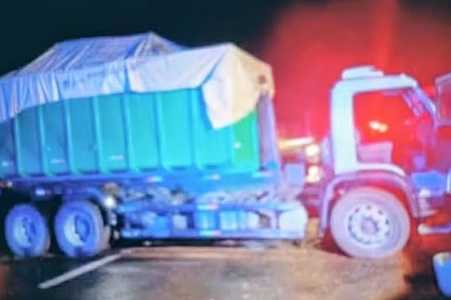 Caminhão com trator furtado em Sales atinge viatura da PM após perseguição em Jaú; policial fica ferido