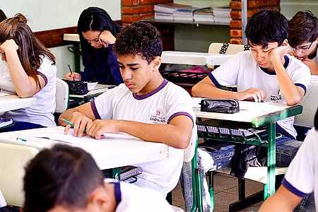 Gestão Tarcísio põe Prova Paulista no ar antes da data, e professores relatam pressão