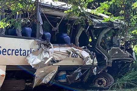 Acidente com ônibus da Secretaria de Saúde de Fernandópolis mata mulher e deixa 12 feridos
