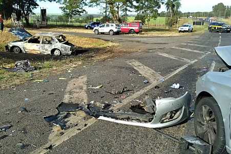 Homem morre carbonizado e três pessoas ficam feridas em acidente na BR-153 em Ipiguá