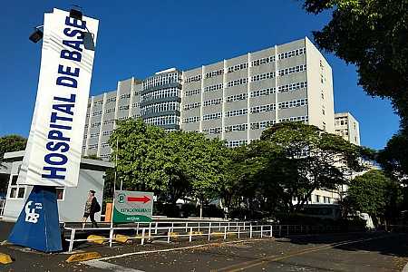 Jovem tem parte do dedo amputado depois de ser picado por cobra no interior de SP
