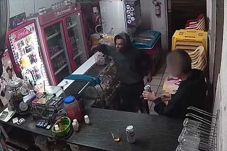Homem armado com faca rende dono e cliente de bar em Catanduva; VÍDEO