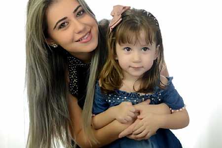 Mãe que escreveu carta a profissionais da saúde após filha de 4 anos com Covid-19 deixar UTI comemora alta: Voltou a brincar