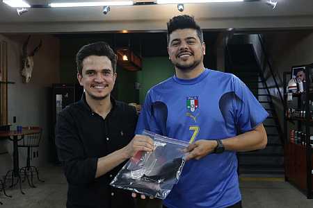 Sertanejo Cristiano doa cabelo ao Instituto do Câncer do Hospital de Base de Rio Preto