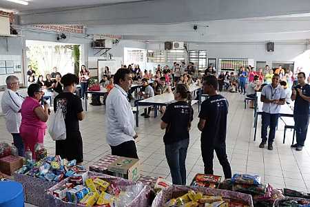 Alunos de escola pública doam lacres, tampinhas e alimentos ao Hospital do Câncer de Catanduva