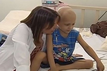 Menino de 8 anos que lutava contra leucemia morre irmã seria doadora